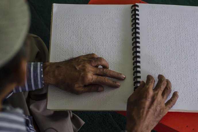 Archivo - 15 April 2021, Indonesia, Medan: A blind man recites the Quran, the Muslim holy book, which is written in Braille symbols for the blind at the Indonesian Blind Association (PERTUNI) building during the holy month of Ramadan. Photo: Saddam Huse