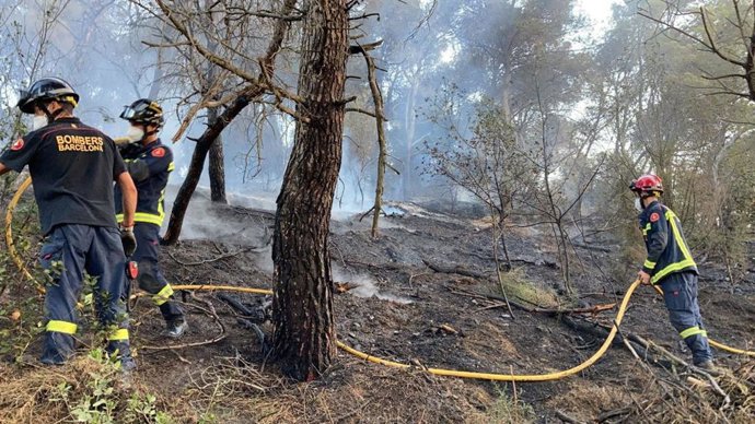 Els Bombers de Barcelona apaguen un incendi a Barcelona.