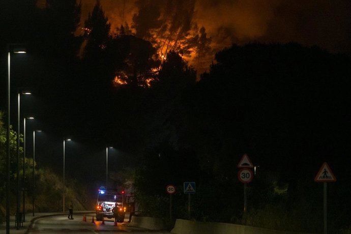 L'incendi a Castellví de Rosanes i Martorell (Barcelona) segueix actiu aquest dimecres.