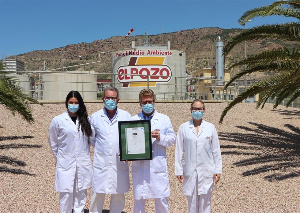 Personal de El Pozo Alimentación muestra la certificación Residuo Cero de AENOR