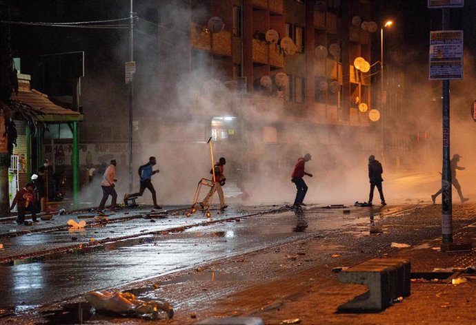 Manifestantes en Johanesburgo durante las protestas para reclamar la liberación del expresidente de Sudáfrica Jacob Zuma