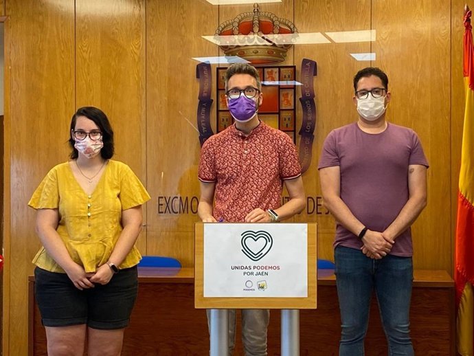 Los dos concejales de Unidas Podemos por Jaén junto a la coordinadora local de IU, Miriam González