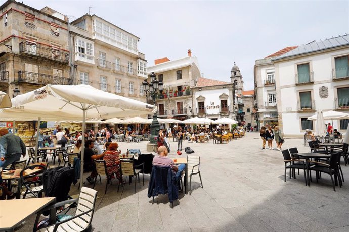 Varias personas en una terraza de Vigo.
