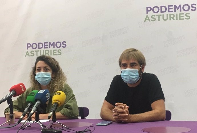 La portavoz de Podemos Avilés, Tania González, y el portavoz de Podemos Asturies en la Junta General del Principado, Daniel Ripa