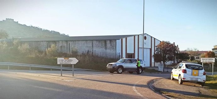 Un coche de policía local en la entrada de Salvatierra de los Barros.