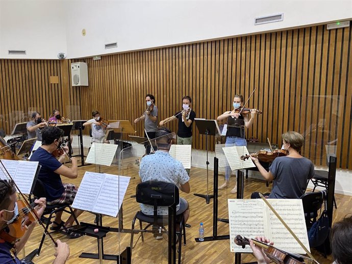 La sección de cuerdas de Orquesta Sinfónica de la Región ensaya para 'Tutto Vivaldi'