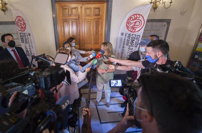 La vicepresidenta cuarta y ministra de Transición ecológica y el Reto Demográfico, Teresa Ribera, ofrece declaraciones a los medios, a su llegada al curso organizado por la fundación Pablo Iglesias 'Construyendo la España post-COVID. Recuperación, trans