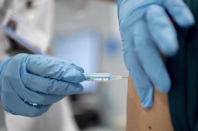 Un joven recibe la primera dosis de la vacuna contra la COVID-19 en el Hospital Zendal el día que comienza la vacunación a jóvenes madrileños a partir de 16 años, a 13 de julio de 2021, en Madrid (España).