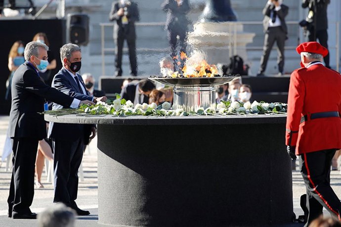 Archivo - El presidente de Cantabria, Miguel Ángel Revilla, realiza una ofrenda floral durante el homenaje de Estado a las víctimas de la pandemia de coronavirus y a los colectivos que le han hecho frente en primera línea, en el Palacio Real en 2020.