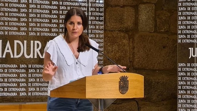 La portavoz de la Junta, Isabel Gil Rosiña, en rueda de prensa en Mérida