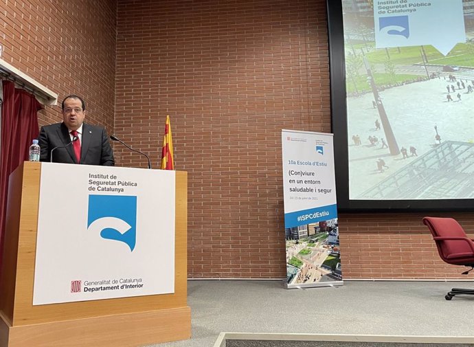 El conseller Joan Ignasi Elena durant la seva intervenció a l'Institut de Seguretat Pública de Catalunya