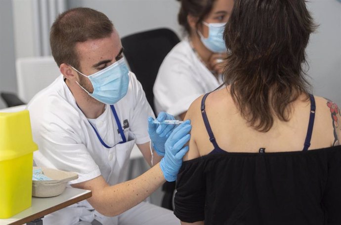 Una joven recibe la primera dosis de la vacuna contra la COVID-19 en el Hospital Zendal el día que comienza la vacunación a jóvenes madrileños a partir de 16 años, a 13 de julio de 2021, en Madrid (España).