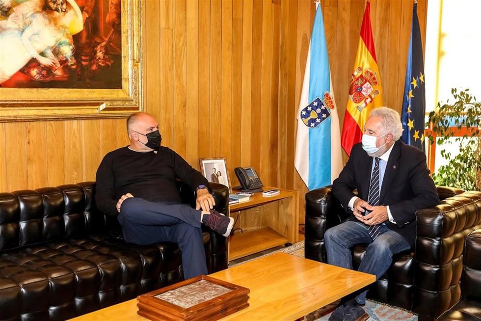 Miguel Ángel Santalices recibe al chef José Andrés en el Parlamento de Galicia