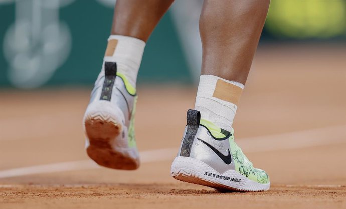 Archivo - Serena Williams of the United States, Nike shoes with special "i will never stop" written in French during the first round of Roland-Garros 2021, Grand Slam tennis tournament on May 31, 2021 at Roland-Garros stadium in Paris, France - Photo Ni