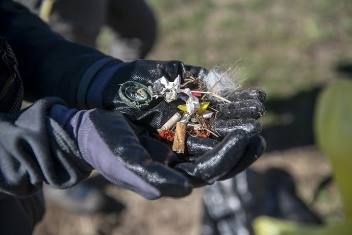 La ONG, SEO/BirdLife , impulsa su campaña para recoger "basuraleza" durante el verano