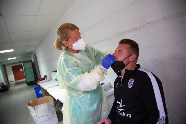 Archivo - Una sanitaria realiza un test de antígenos o una PCR a un hombre