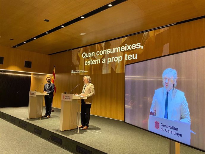 El conseller de Empresa y Trabajo, Roger Torrent, y el director de la Agncia Catalana de Consum, Francesc Sutrias, el 14 de julio de 2021.