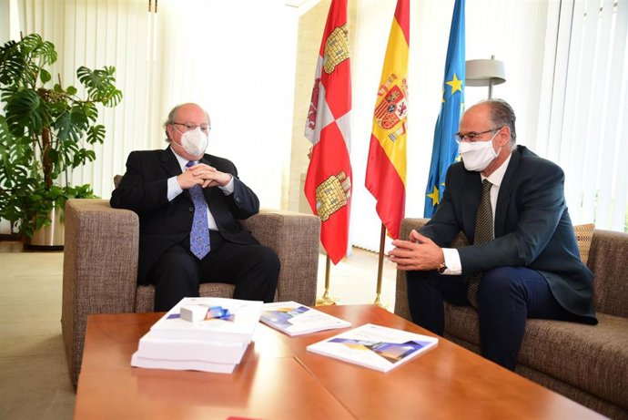 Luis Fuentes y el presidente del CES de Castilla y León.