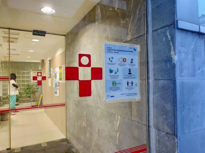 Archivo - Cartel informativo sobre medidas de seguridad para prevenir el coronavirus, COVID-19 en el Centro de Salud de La Ería, en Oviedo.