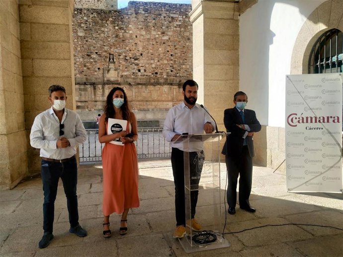 El alcalde de Cáceres, Luis Salaya, presenta la tramitación de las ayudas a pymes y autónomos del Ayuntamiento de Cáceres, que se podrán solicitar del 15 al 28 de julio