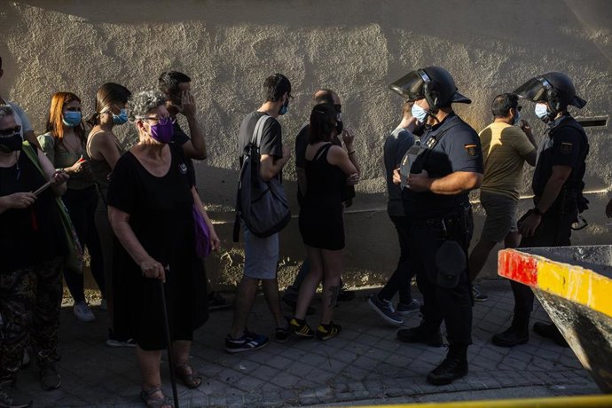 La portavoz de VOX en la Asamblea de Madrid, Rocío Monasterio, protesta junto a un grupo de personas que se concentran ante la Embajada de Cuba en Madrid en contra del régimen comunista del Gobierno cubano