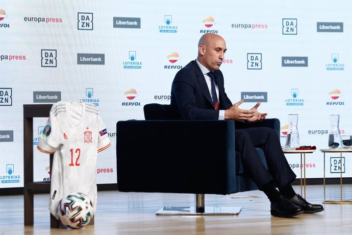 El presidente de la Real Federación Española de Fútbol, Luis Rubiales, participa en los Desayunos Deportivos de Europa Press, en el Auditorio El Beatriz, a 14 de 2021, en Madrid (España).