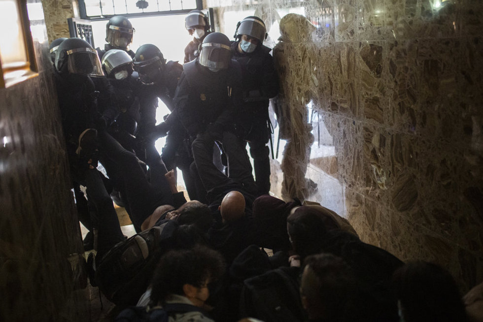 Agentes de la Policía Nacional de la Unidad de Intervención Policial o antidisturbios entran en un domicilio ocupado en la calle de Sierra Salvada para ejecutar un desahucio, a 14 de julio de 2021
