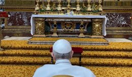 El Papa en la Iglesia Santa María la Mayor, de Roma, después de recibir el alta tras su hospitalización de diez días por una operación de colon