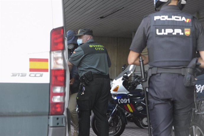 Uno de los acusados como presuntos autores de la paliza que causó la muerte a Samuel Luiz sale del juzgado tras declarar como supuesto autor del crimen, a 9 de julio de 2021, en A Coruña.