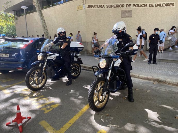 La Policía Nacional de Palma incorpora dos nuevas motocicletas eléctricas a su flota