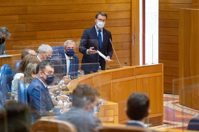 El presdiente de la Xunta, Alberto Núñez Feijóo, responde a las preguntas de la oposición en la sesión de control de la Cámara gallega