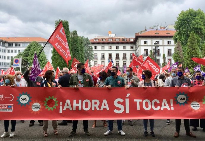 Concentración de UGT y CCOO en Oviedo para exigir la subida del SMI y la derogación de la reforma laboral al gobierno de Pedro Sánchez