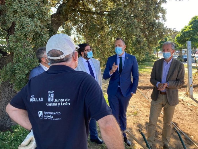 El alcalde de Ávila, Jesús Manuel Sánchez Cabrera, y el director general de Administración Local, Héctor Palencia, visitan unas obras financiadas por la Junta.