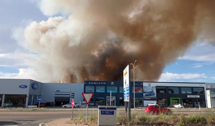 Incendio en un terreno de cereal entre Zaratán y Valladolid que llegó a amenazar algunas naves industriales.