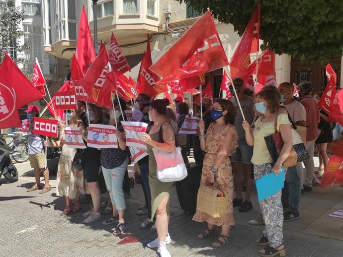 UGT y CCOO se concentran frente a la Delegación del Gobierno, en Palma, para pedir la subida del SMI y la derogación de la reforma laboral.