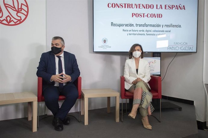 La exvicepresidenta primera y exministra de la Presidencia, Relaciones con las Cortes y Memoria Democrática, Carmen Calvo y el secretario de Organización del PSOE y presidente de la fundación Pablo Iglesias, Santos Cerdán, inauguran el curso organizado 