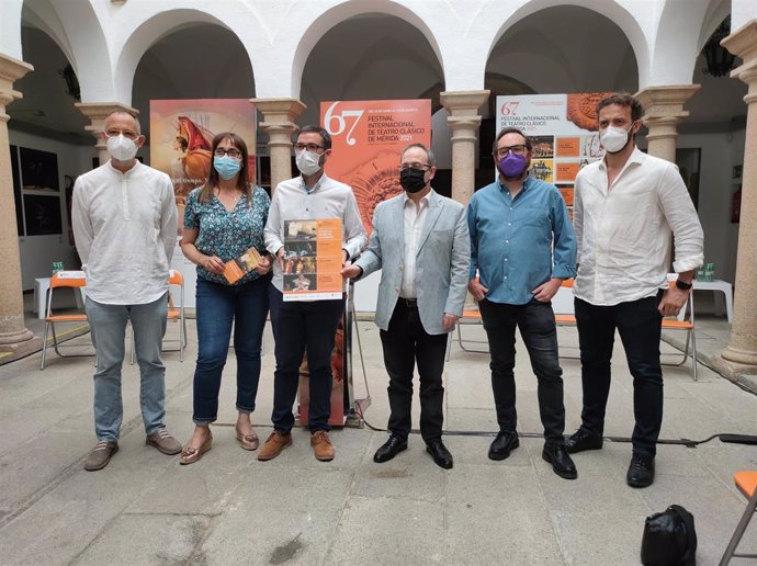 Presentación del programa del Festival de Mérida en el teatro de Medellín.