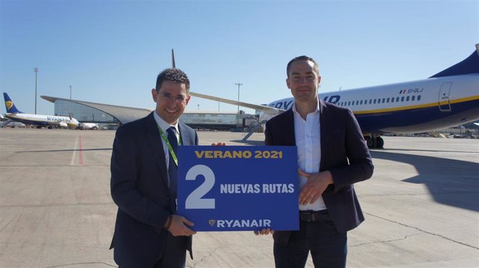El director comercial de Ryanair, Jason McGuinness (derecha), y el director del aeropuerto de Valencia, Joaquín Rodríguez (izquierda), en la presentación de la nueva programación de la compañía irlandesa en este enclave.