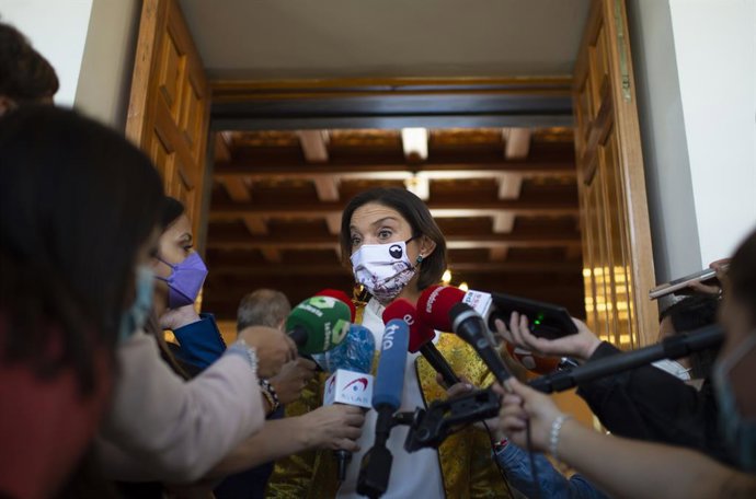 La ministra de Industria, Comercio y Turismo, Reyes Maroto, ofrece declaraciones a los medios de comunicación durante el Curso de Verano 'Turismo, el impulso de España', organizado por la Universidad Complutense de Madrid.