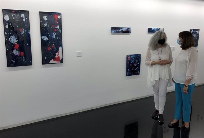 Guadalupe Luceño pasea por su exposición junto a la diputada de Cultura, Nuria Duque.