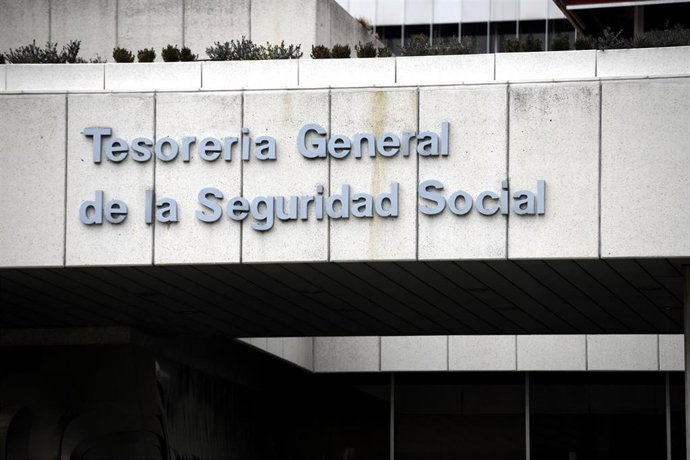 Archivo - Entrada de la sede de la Tesorería General de la Seguridad Social