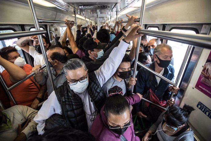 Imagen de archivo de una multitud en el transporte público en México.