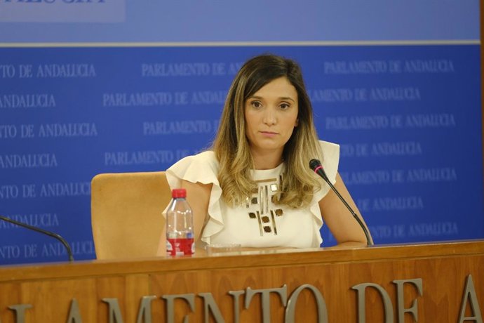 La portavoz adjunta del PSOE-A en el Parlamento andaluz, María Márquez, en rueda de prensa.