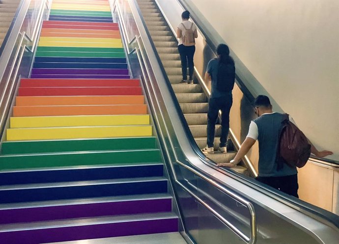 Generalitat viste con los colores de la bandera LGTB+ la estación de Luceros del Tram
