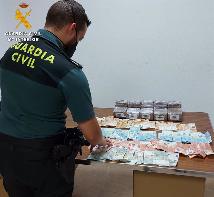 El hachís y el dinero recuperado por la Guardia Civil.