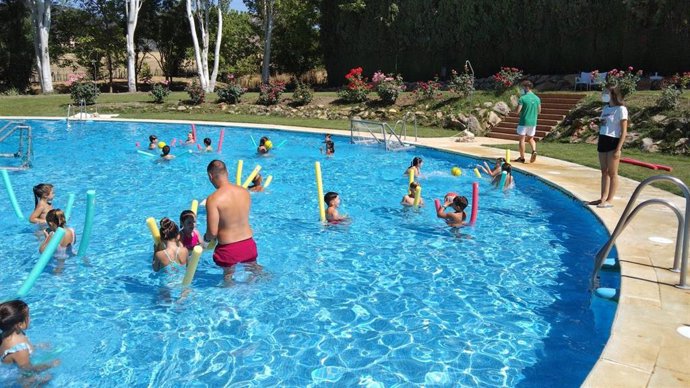 Menores participan en campamentos de natación impulsados por la Diputación, en la imagen, Arriate.