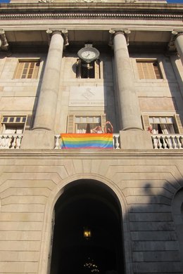 Archivo - Bandera del LGTBI en el Ayuntamiento de Barcelona - Archivo 