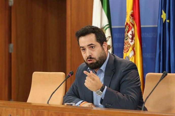 El portavoz adjunto de Ciudadanos (Cs) en el Parlamento andaluz, Fran Carrillo, en rueda de prensa.