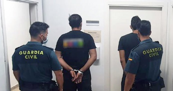 Agentes de la Guardia Civil con dos detenidos por hacerse pasar por policías.