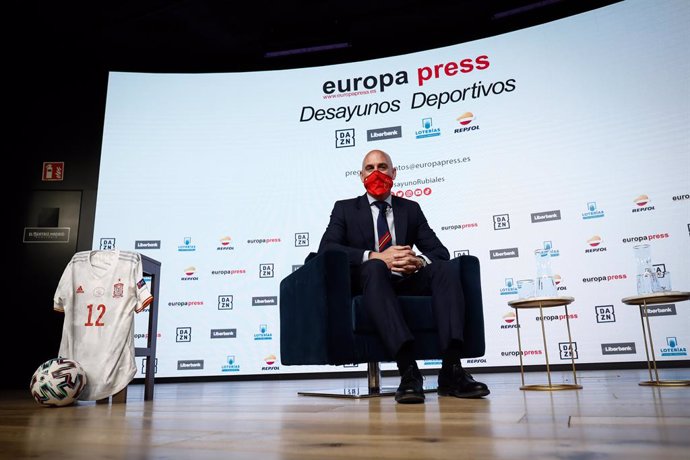 El presidente de la Real Federación Española de Fútbol, Luis Rubiales, participa en los Desayunos Deportivos de Europa Press, en el Auditorio El Beatriz, a 14 de 2021, en Madrid (España).